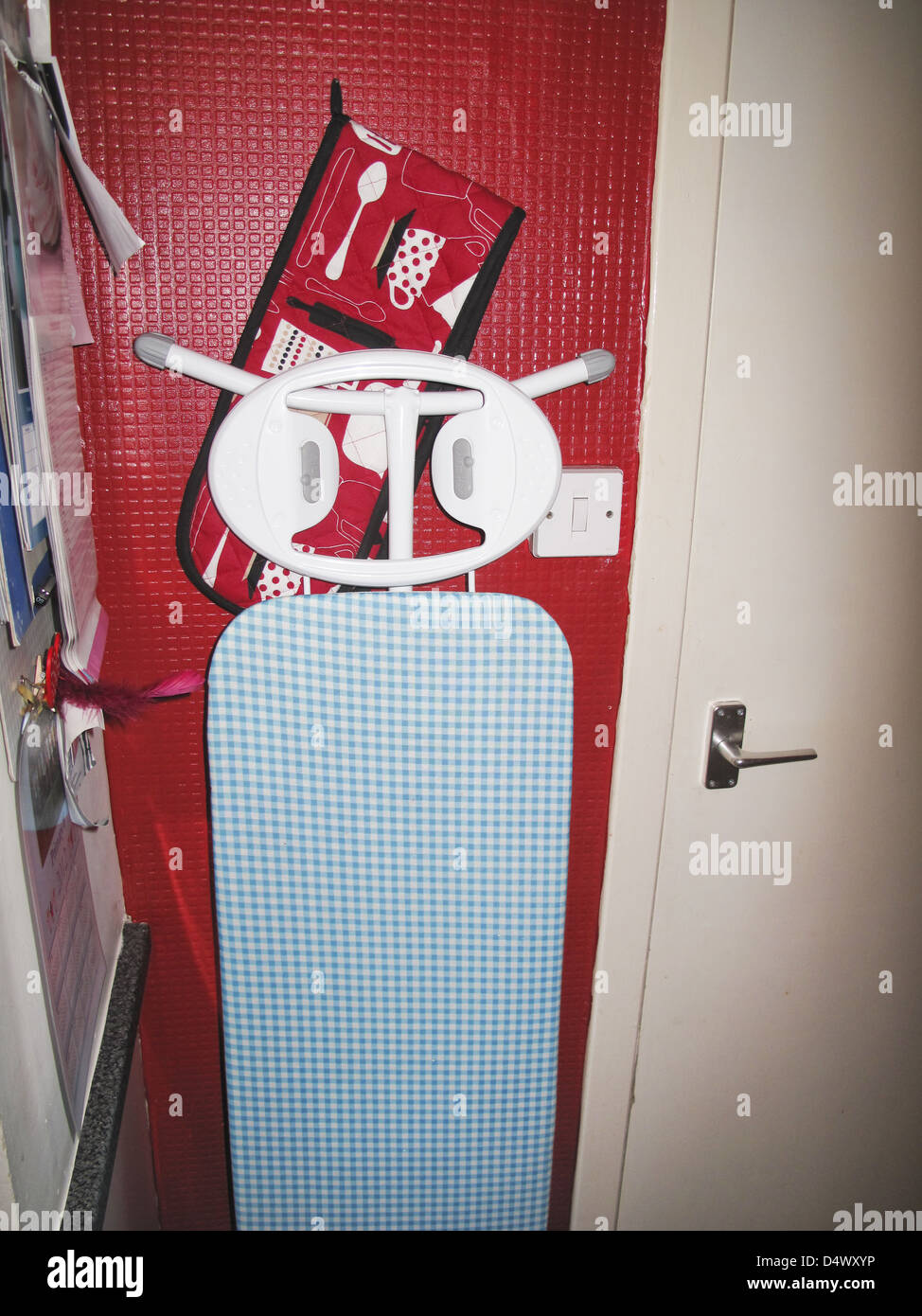 Cuisine domestique scène avec planche à repasser et four glove Banque D'Images