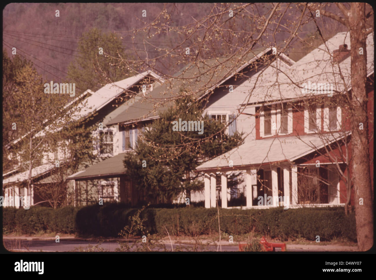 Vue de l'habitation des superviseurs de la mine de charbon dans une ville de compagnie près de Logan, West Virginia 04/1974 Banque D'Images