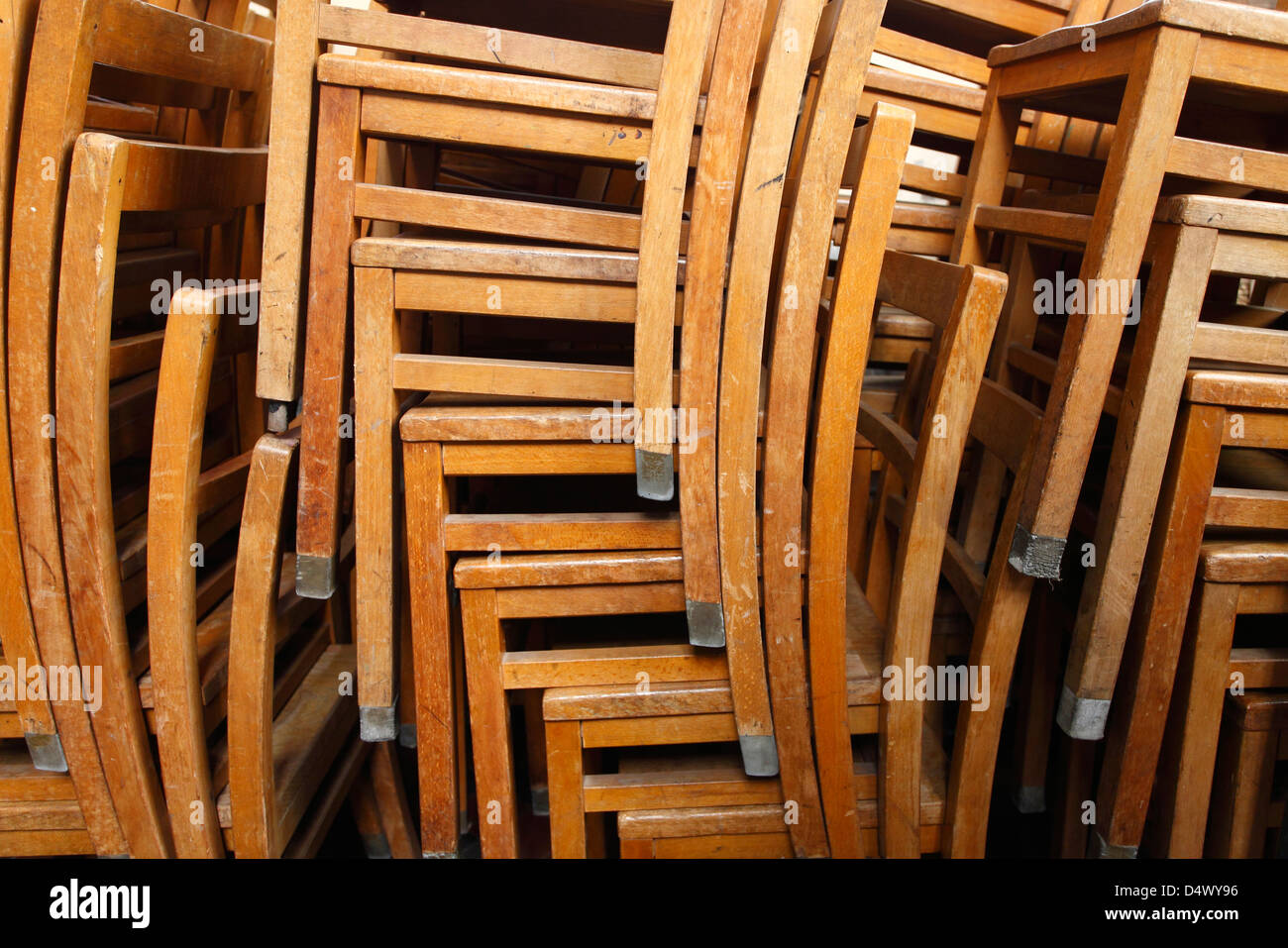 Chaises en bois empilé. Banque D'Images