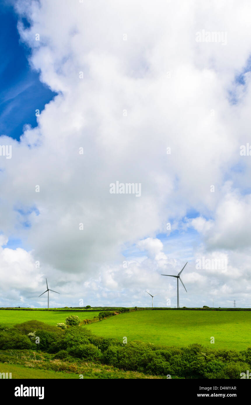 Ferme éolienne de Delabole entouré de terres agricoles, Cornwall, Angleterre. Banque D'Images