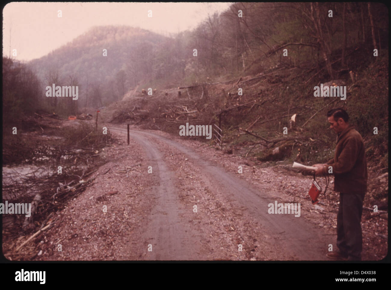 Doren Bishop, surintendant des mines Robin appartenant à la Alma Coal Corporation près de Clothier et Madison, Virginie-Occidentale, se trouve sur la route qui a été faite pour la nouvelle mine qui est en cours d'ouverture 04/1974 Banque D'Images