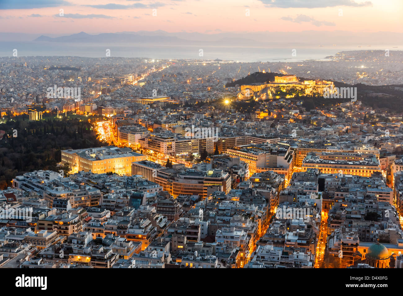 Les toits d'Athènes vue aérienne dans l'après-midi avec les lumières dessus heure bleue, place Syntagma, le Parlement grec et le Parthénon sont visibles Banque D'Images