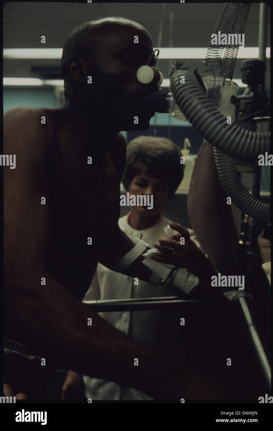 Tony Murphy subit un test de capacité pulmonaire au Black Lung Laboratory de l'Appalachian Regional Hospital à Beckley, en Virginie-occidentale, en juin 1974, dans le cadre des efforts de surveillance de la santé des mineurs de charbon. Banque D'Images