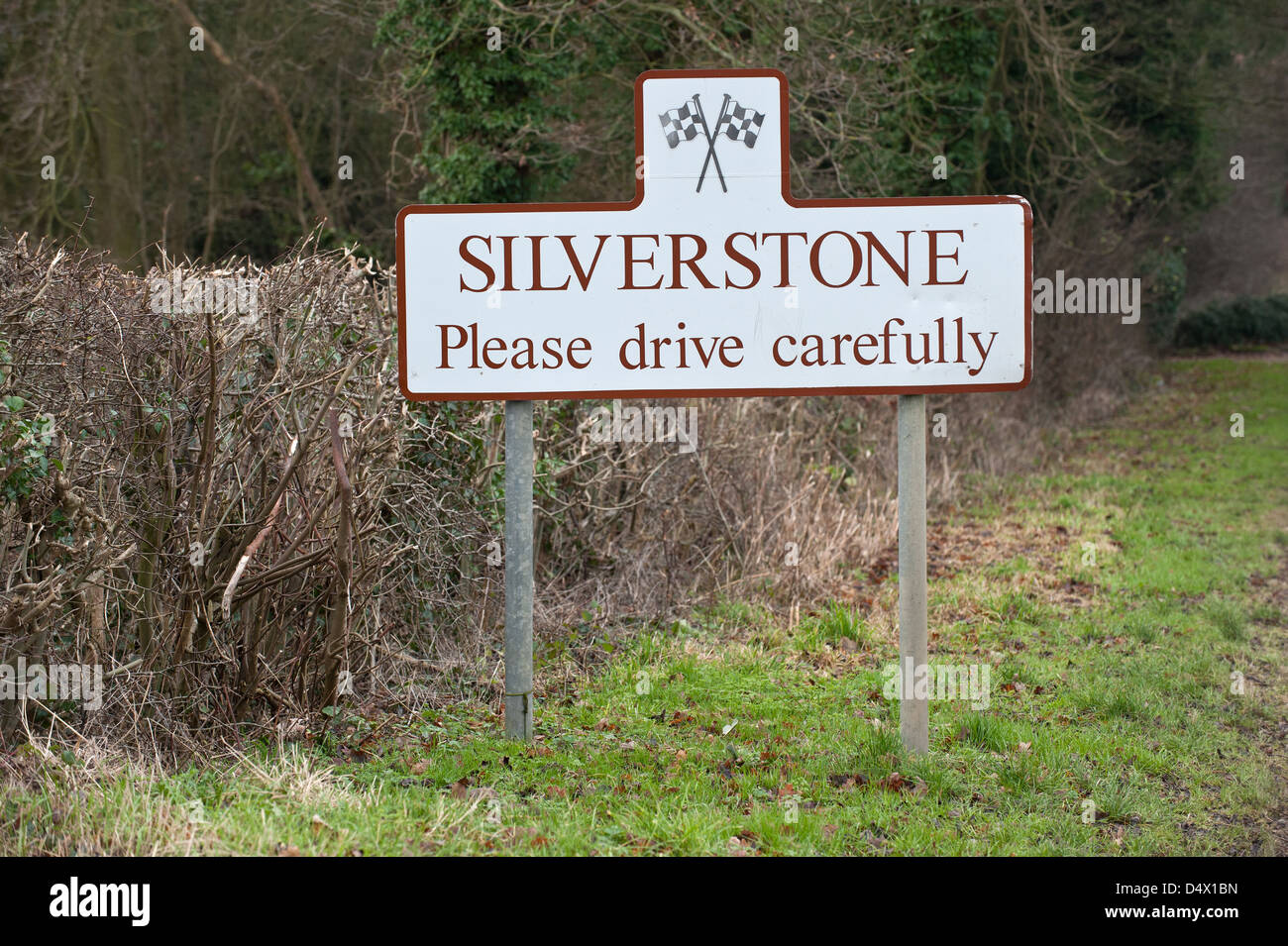 Un panneau routier accueillant pilotes dans le Northamptonshire Village de Silverstone accueil de British Motor Racing et Grand Prix de Grande-Bretagne Banque D'Images