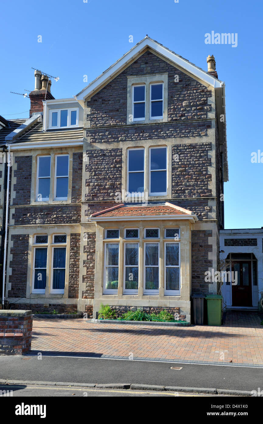 Construit en pierre de style victorien, semi-détaché, urbain, 3 étages avec bay Banque D'Images