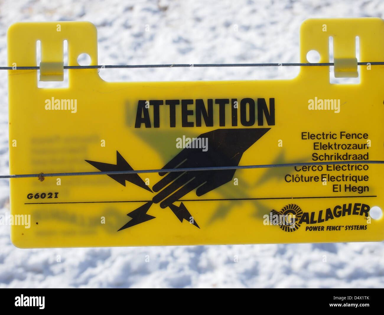 Panneau d'avertissement d'une clôture électrique Banque D'Images