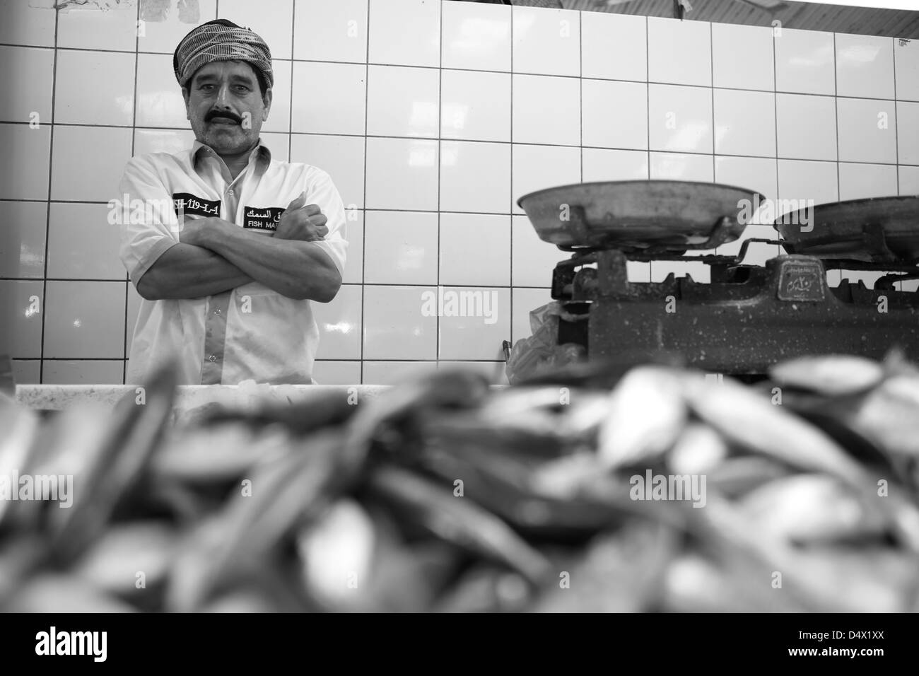 Portrait d'homme au marché aux poissons, Dubai, Émirats Arabes Unis Banque D'Images