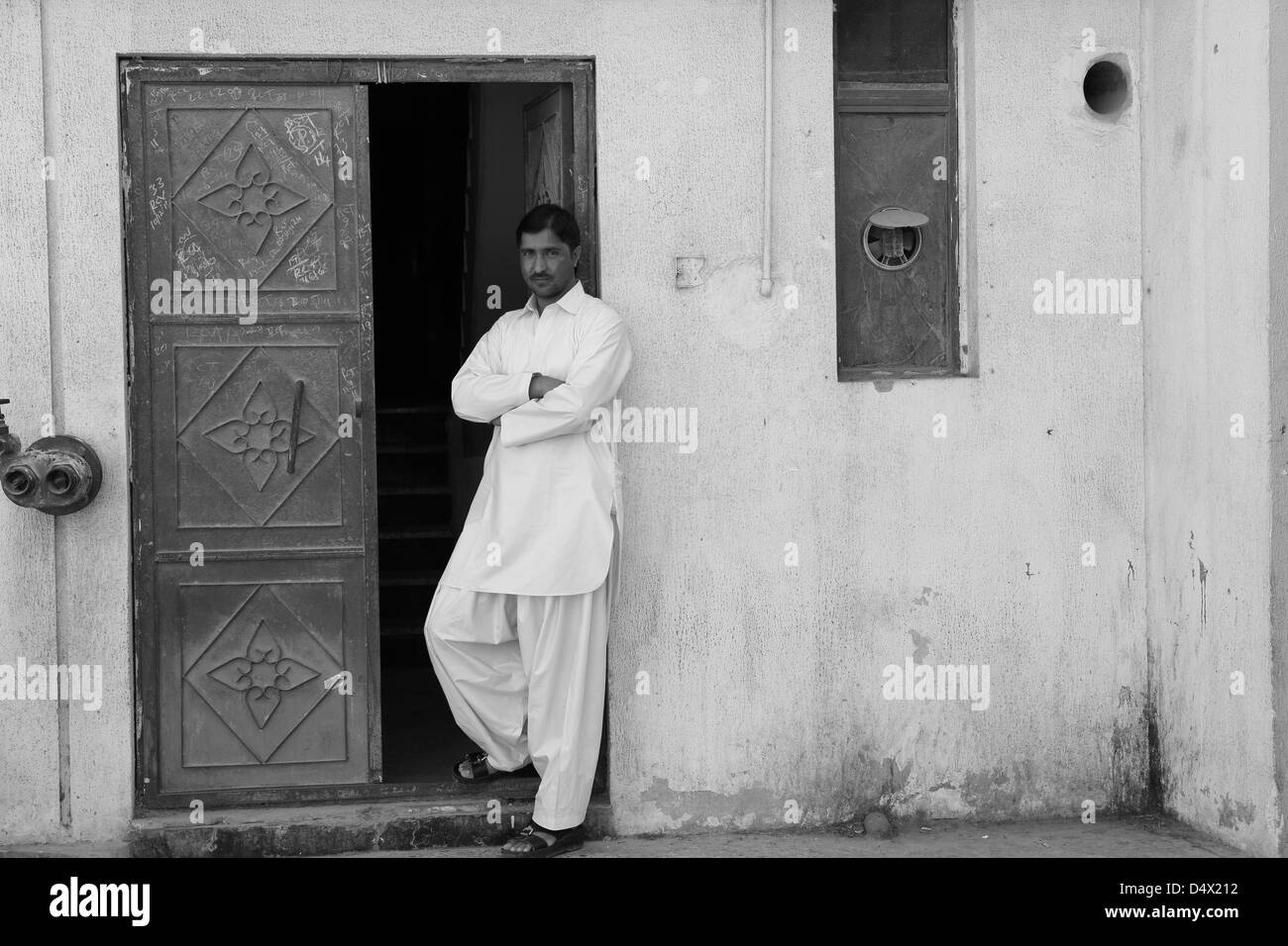 Portrait de shop owner standing in doorway, Dubaï, Émirats Arabes Unis Banque D'Images