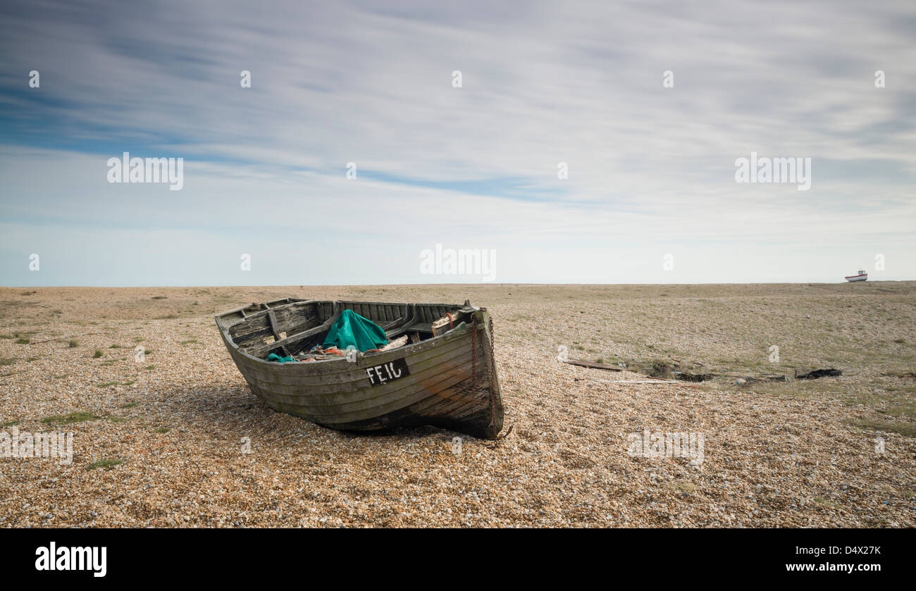 Bateau de pêcheur en bois ancien, Dungeness, Kent, England, UK Banque D'Images