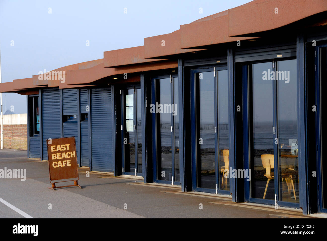 L'architecture primée d'East Beach café conçu par Heatherwick Studio sur front de Littlehampton Sussex UK Banque D'Images