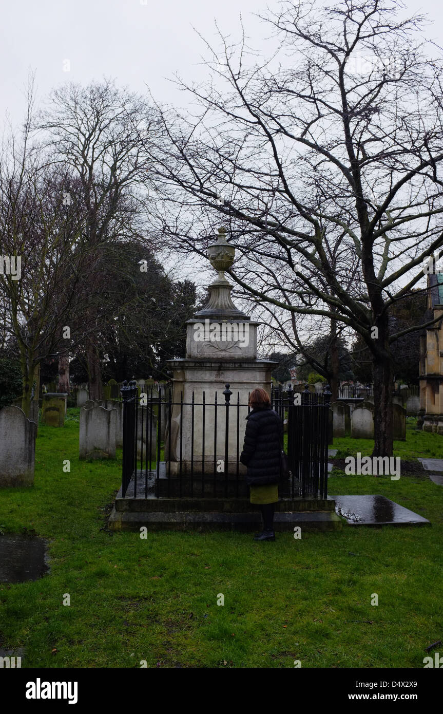 La Tombe de William Hogarth, cimetière de l'église Saint-Nicolas, Chiswick London UK Banque D'Images