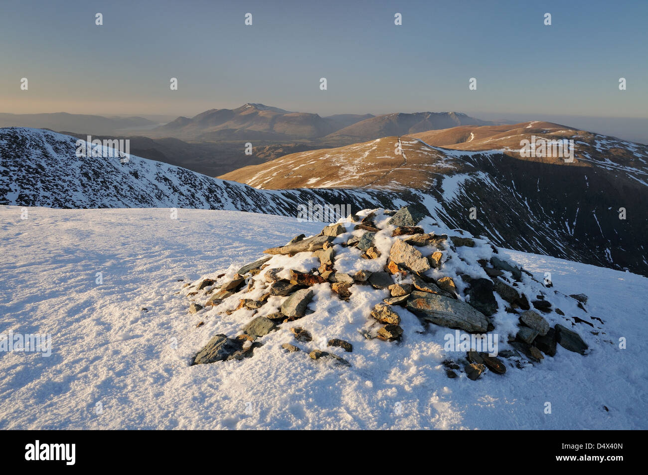 Cairn au sommet du Swirral Edge, à l'égard Whiteside, soulever, Skiddaw et Blencathra dans le Lake District Banque D'Images