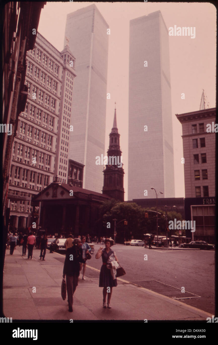Historique Trinity Church sur Lower Broadway au pied de Wall Street. Derrière, on a été les Tours de l'un des plus récents Giants de Manhattan, le World Trade Center 05/1973 Banque D'Images
