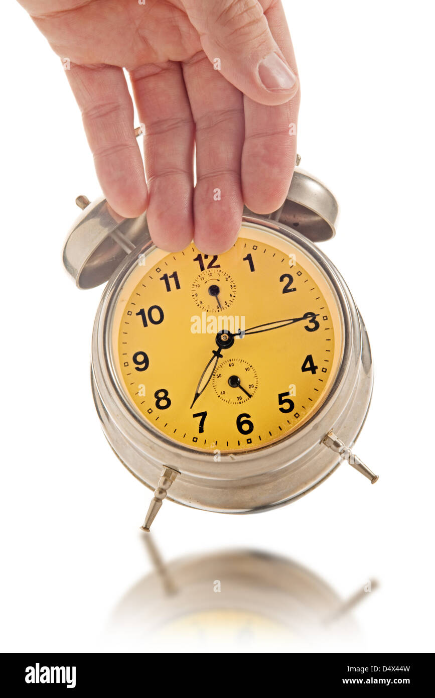 Faire tomber la main vintage horloge indiquant trimestre passé sept sur un fond blanc. Tôt le matin, difficile à réveiller. Banque D'Images