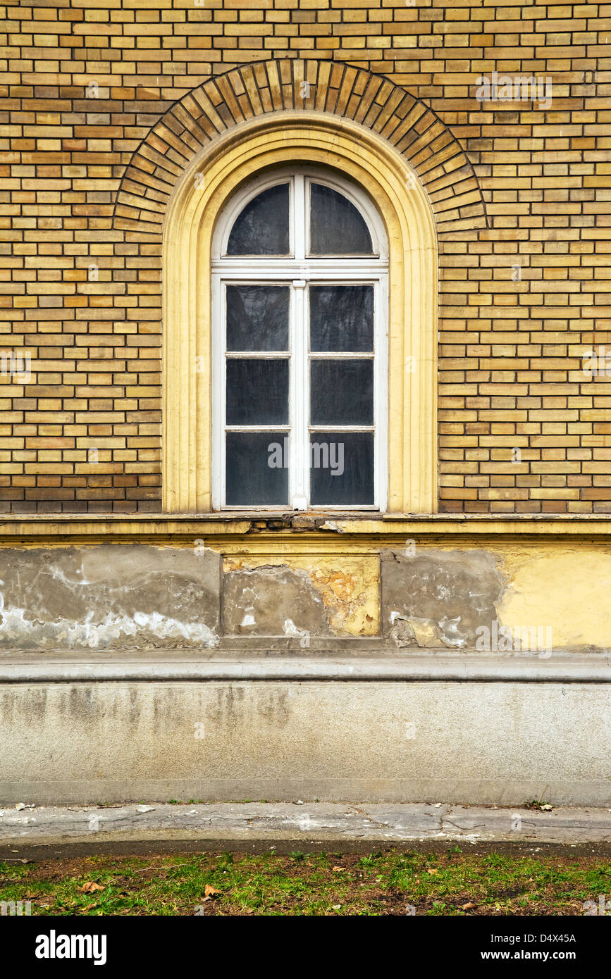 Fenêtre vieille maison en brique jaune sur. Banque D'Images