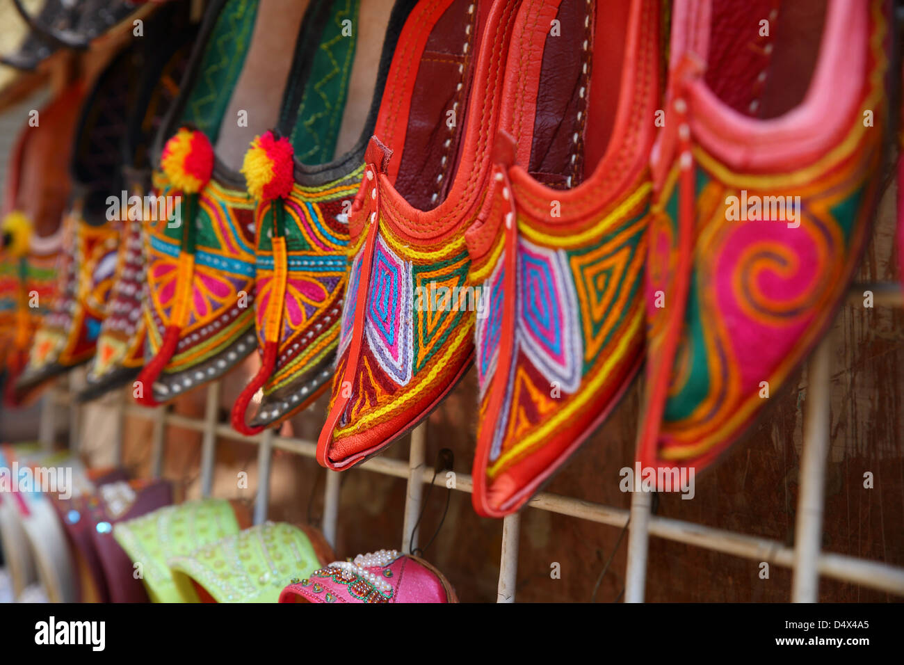 Chaussures colorés sur l'écran au cours du marché à Dubaï, Émirats Arabes Unis Banque D'Images