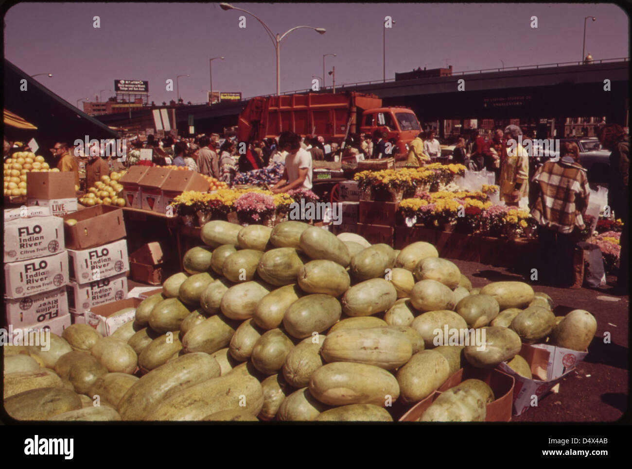 Fruits et fleurs au marché de plein air à Haymarket Square 05/1973 Banque D'Images