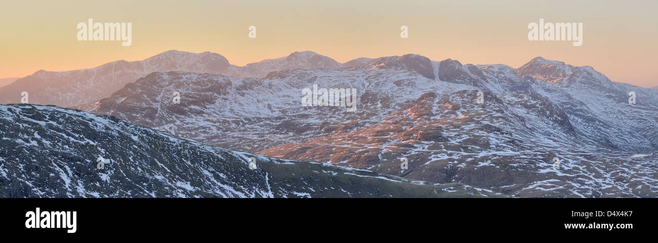 Lake District fells hiver panorama. Scafell Pike et Scafell Pike et Bowfell froid, Banque D'Images
