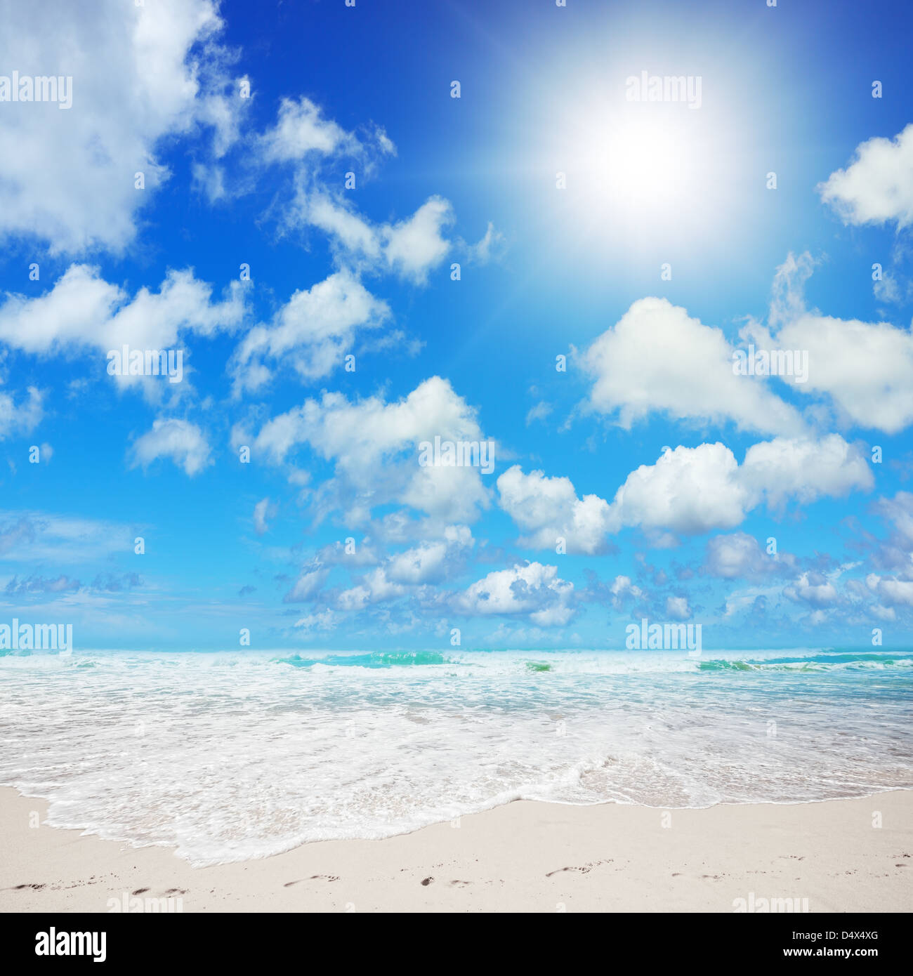 Tropical spectaculaire plage de sunny day Banque D'Images Tropical spectaculaire plage de sunny day Banque D'Images