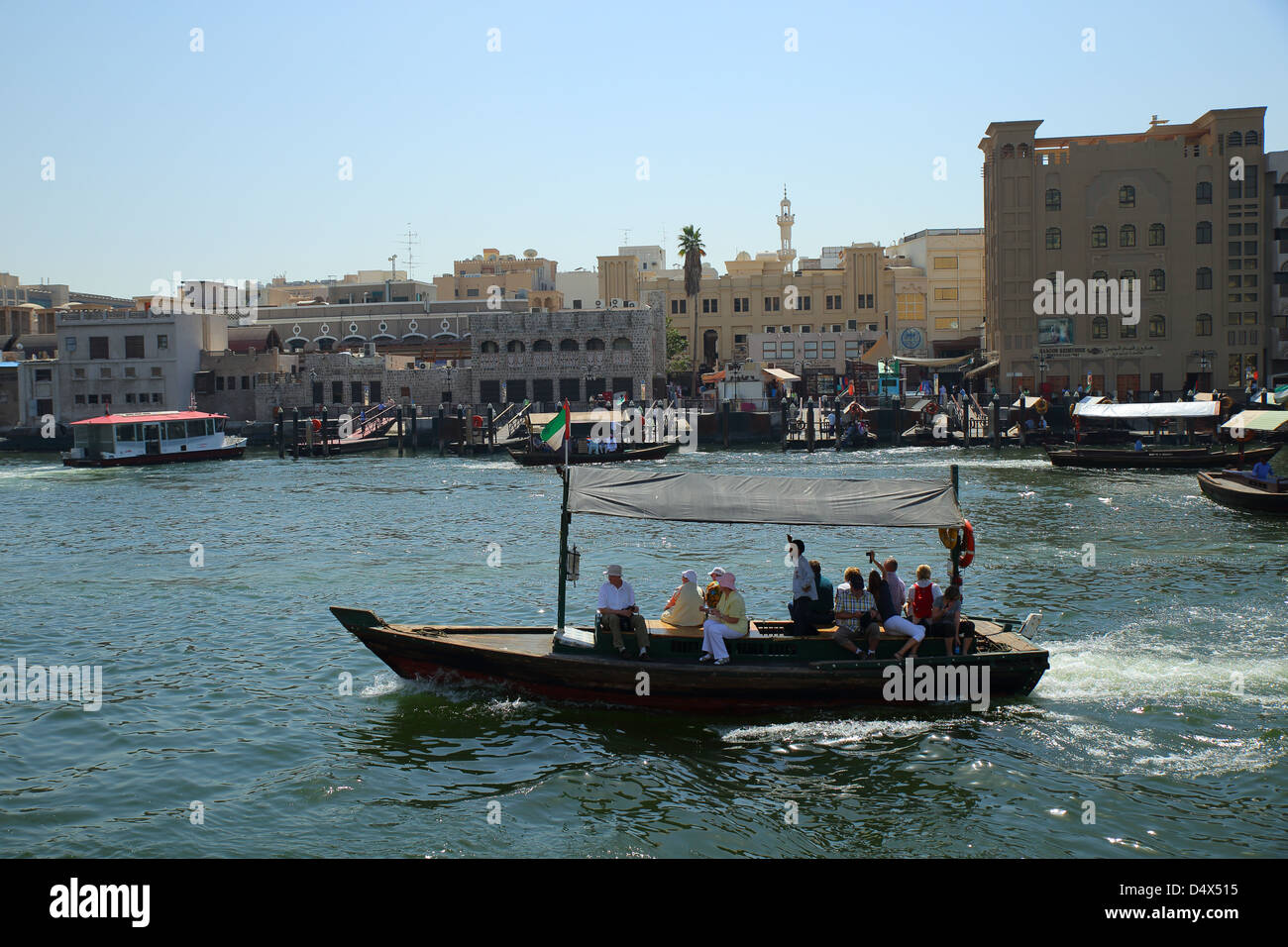 Abra traditionnel taxi de l'eau de traverser la crique de Dubaï, Émirats Arabes Unis Banque D'Images