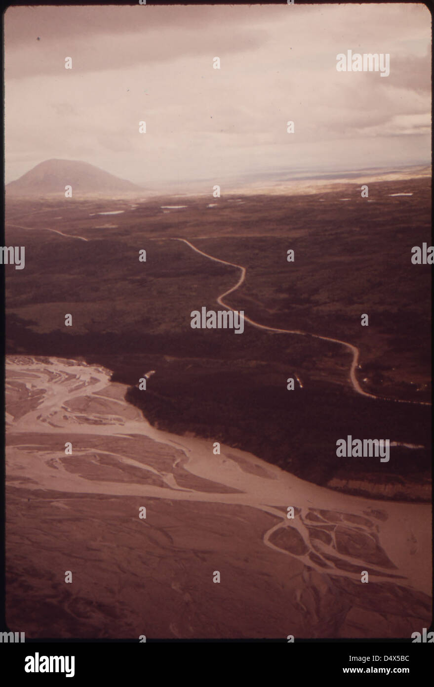 Vue vers le nord jusqu'au dôme de Donnelly depuis un point au-dessus de la rivière Delta à l'intérieur de la chaîne Alaska. Ici, la route traverse le cadre en diagonale entre la rivière et la Richardson Highway 08/1973 Banque D'Images