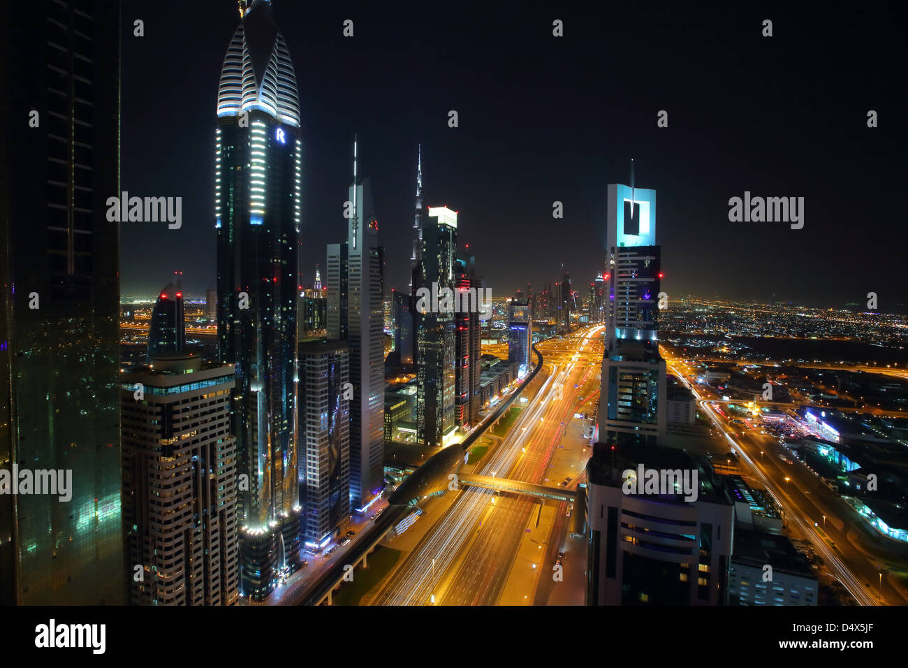 Gratte-ciel le long de la route Sheikh Zayed la nuit, Dubaï, Émirats Arabes Unis Banque D'Images