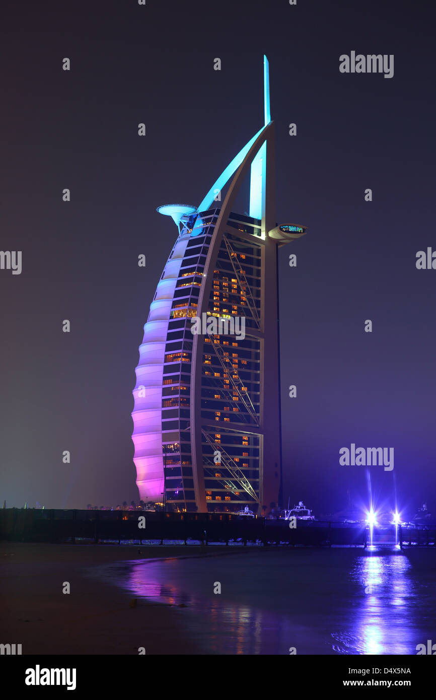 Nuit à l'hôtel Burj Al Arab, Dubaï, Émirats Arabes Unis Banque D'Images