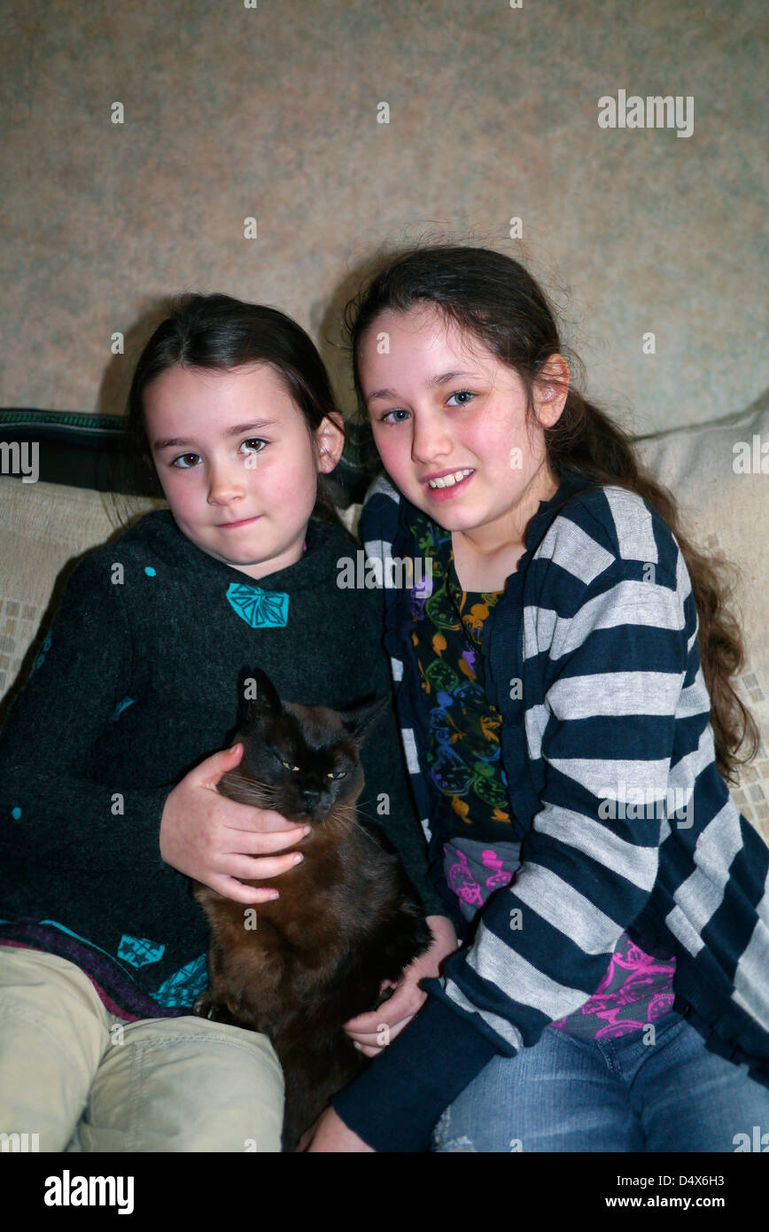 Deux jeunes filles et chat Birman Banque D'Images