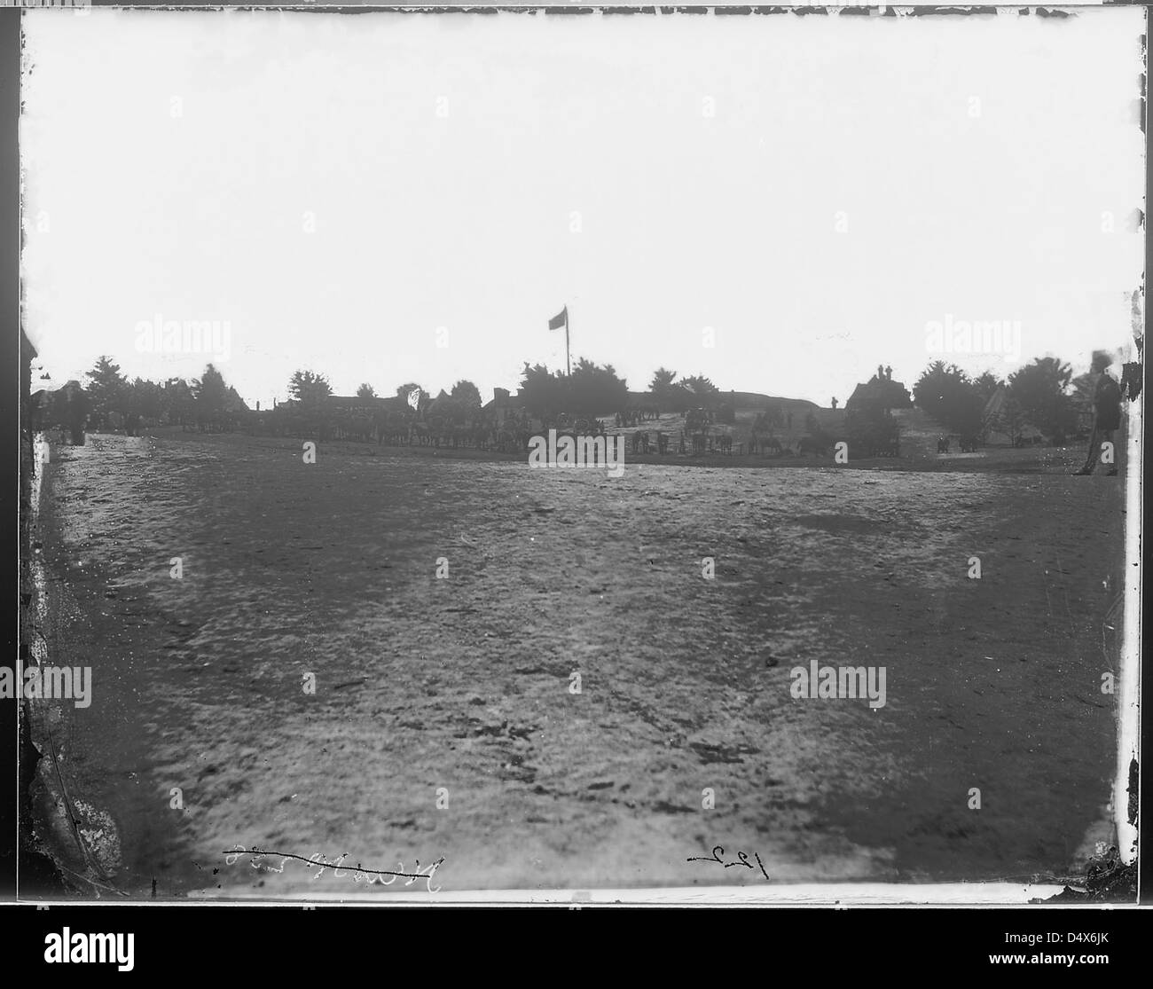 Une photographie de Mathew Brady de la batterie de Benson dans le camp pendant la guerre de Sécession, montrant l'artillerie et la vie militaire sur le terrain. Banque D'Images