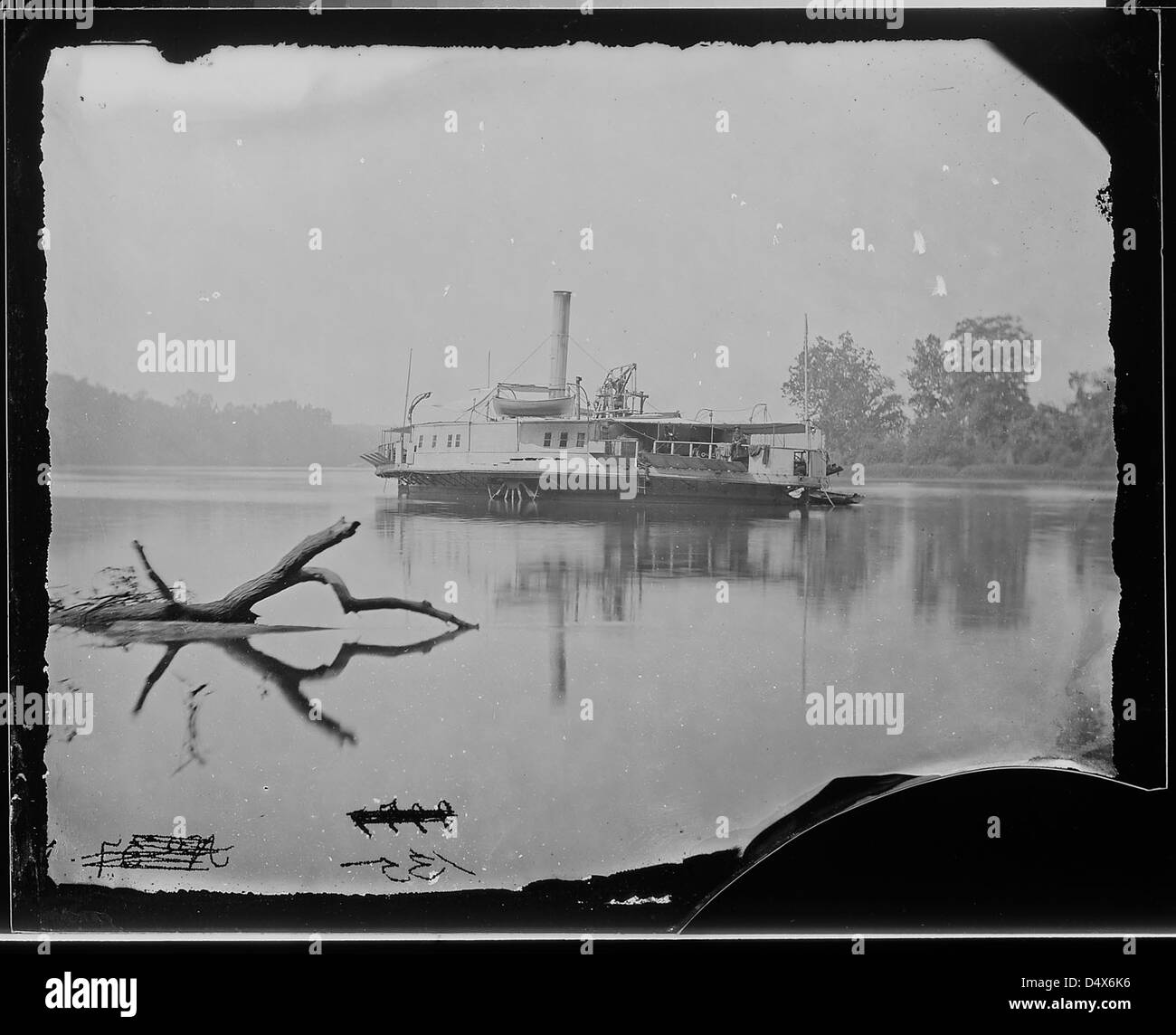Une photographie de Mathew Brady de 1864 montrant une canonnière sur la James River pendant la guerre de Sécession. L'image met en évidence l'utilisation stratégique des navires de la marine dans le conflit, mettant en valeur la conception de canonnières à roue latérale et le moteur à balancier. Banque D'Images