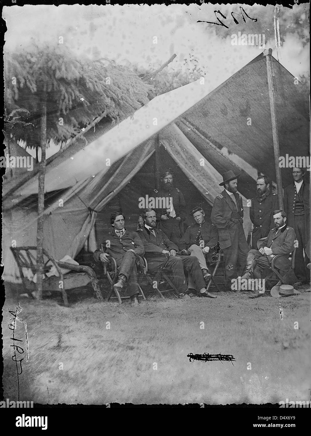 Général Ulysses S. Grant et personnel de huit personnes; reconnu: - capitaine William. MCK. Dunn, colonel Ely S. Parker, général John A. Rawlins. Banque D'Images