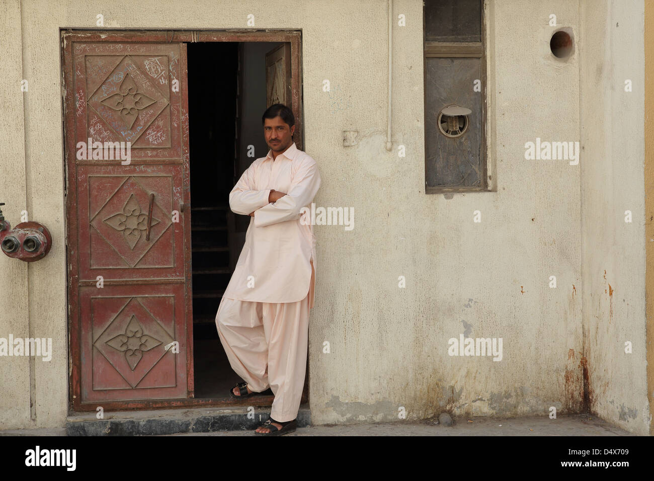 Portrait of man standing in doorway, Dubaï, Émirats Arabes Unis Banque D'Images