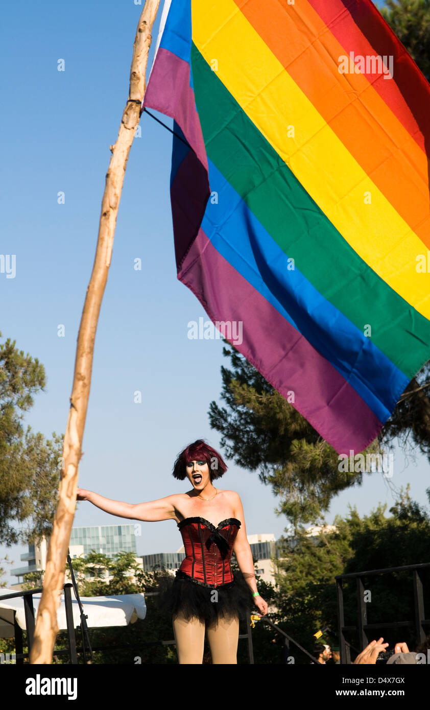 Faites glisser spectacles lors de la parade Gay à Jérusalem. Banque D'Images