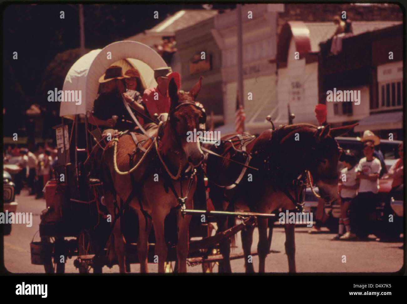 Le chariot couvert tiré par mule est l'une des nombreuses unités qui ont voyagé le long de la rue principale de Cottonwood Falls, Kansas, près d'Emporia, lors d'une parade annuelle...06/1974 Banque D'Images