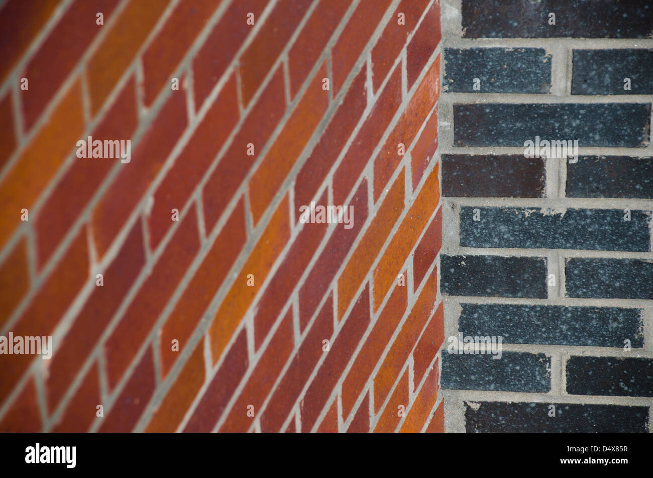 Deux des murs en brique à une réunion dans un gris, noir, rouge et orange, mur texture de fond avec les lignes propres contemporain Banque D'Images