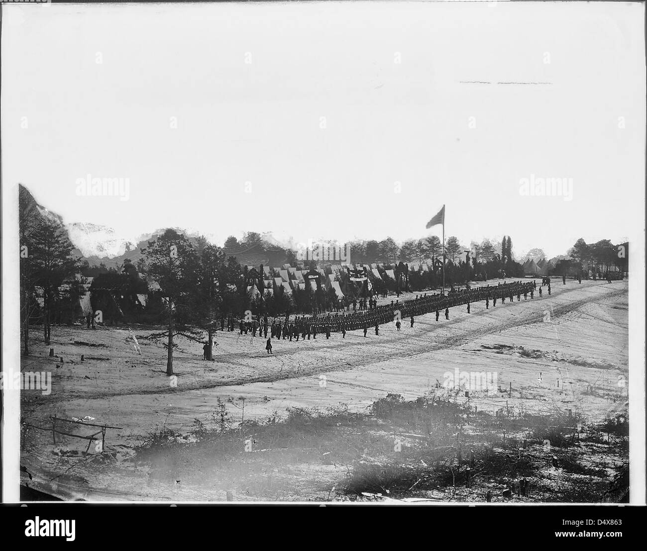 Cette image de Mathew Brady montre le second Maine Infantry lors d'un défilé, capturant un moment clé de fierté militaire et de discipline pendant la guerre de Sécession. Banque D'Images