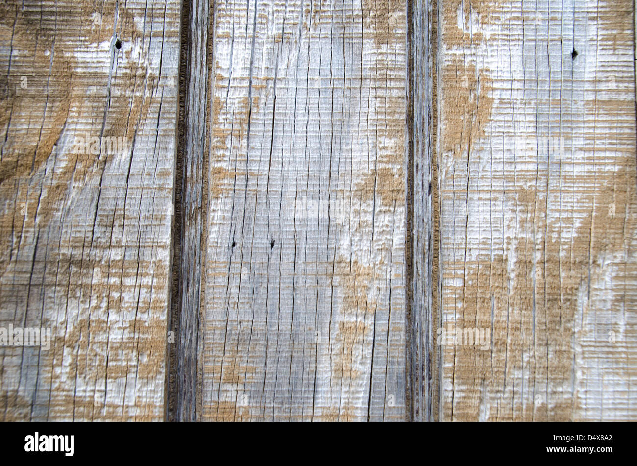 Texture de fond graveleux avec peinture blanche légèrement couvrant un mur en bois Banque D'Images