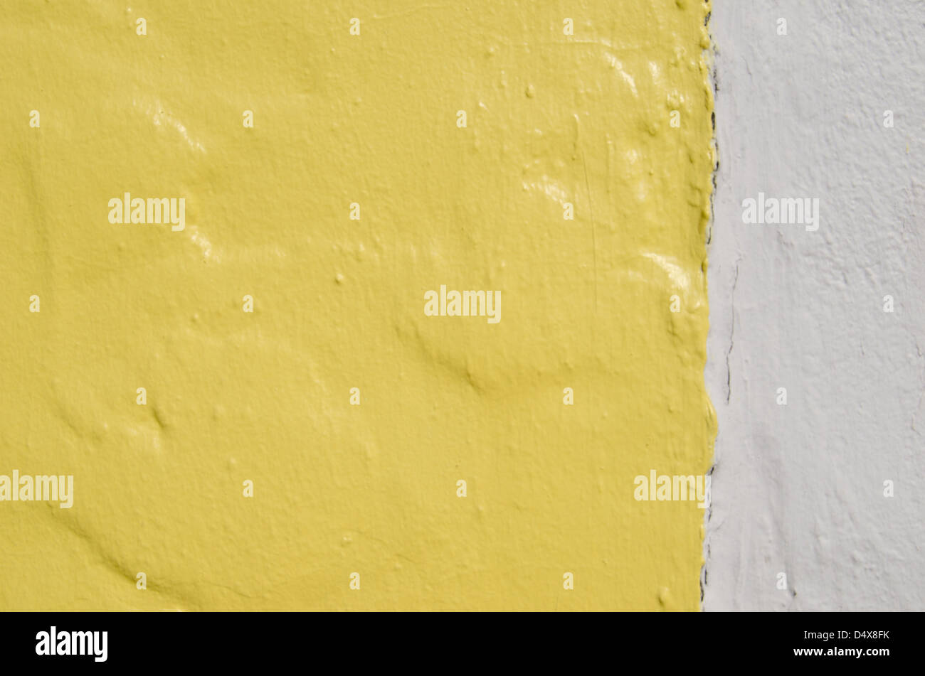 Doté d''une texture de fond peint en blanc et jaune mur de ciment Banque D'Images