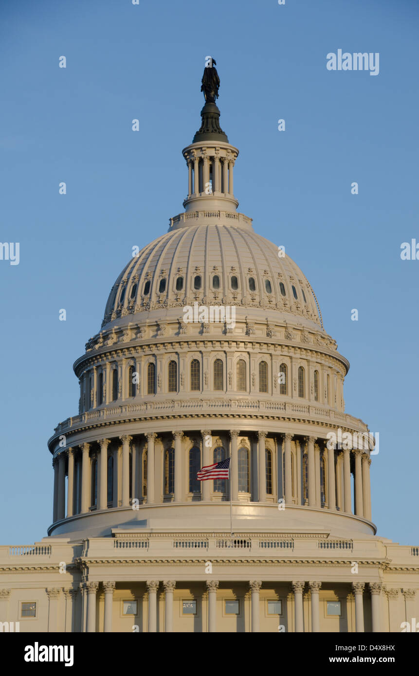 Le dôme du Capitole des États-Unis à Washington, D.C. lors d'une journée ensoleillée Banque D'Images