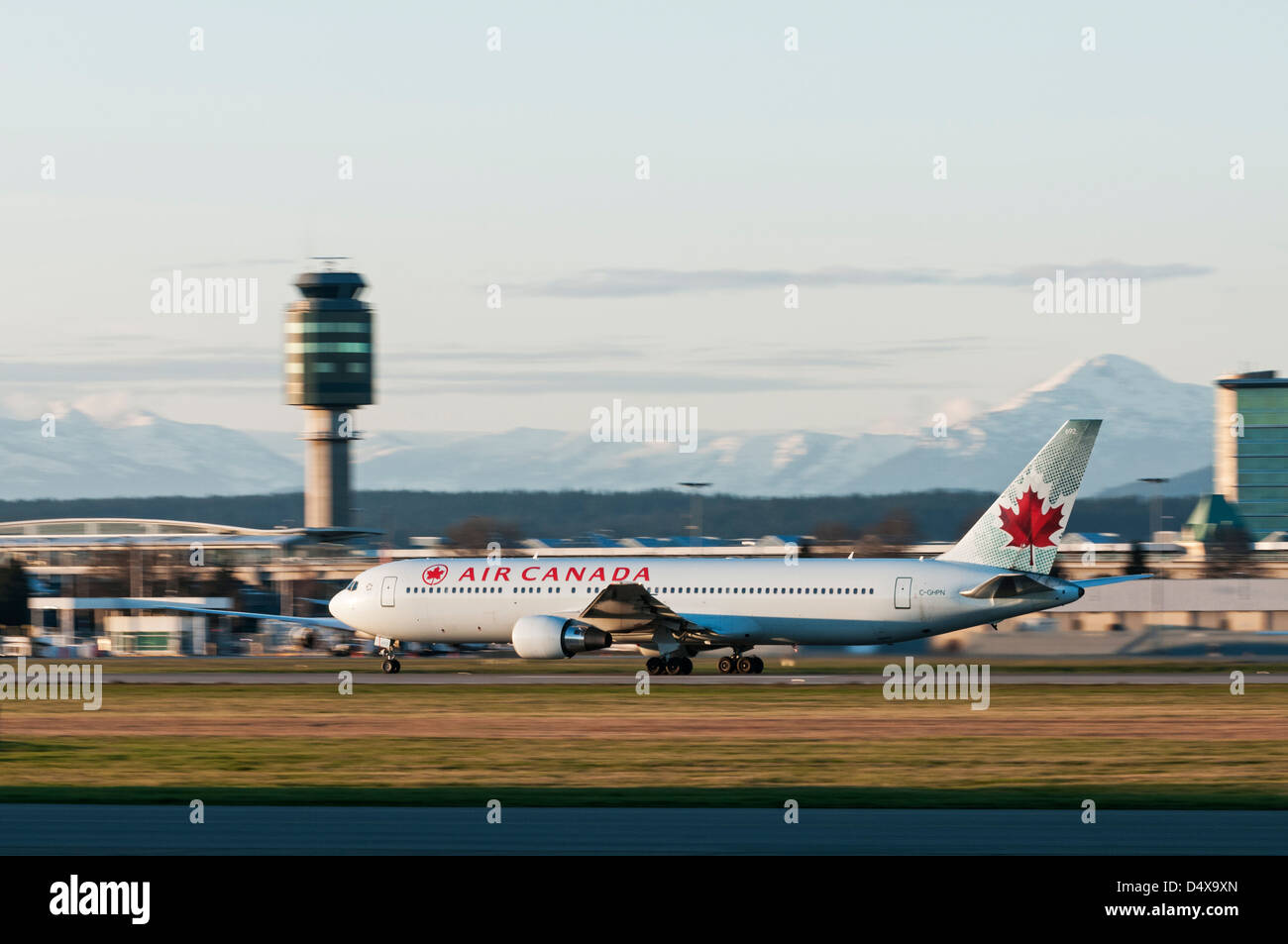 Boeing 767-300ER d'Air Canada au départ de l'avion de l'Aéroport International de Vancouver Banque D'Images