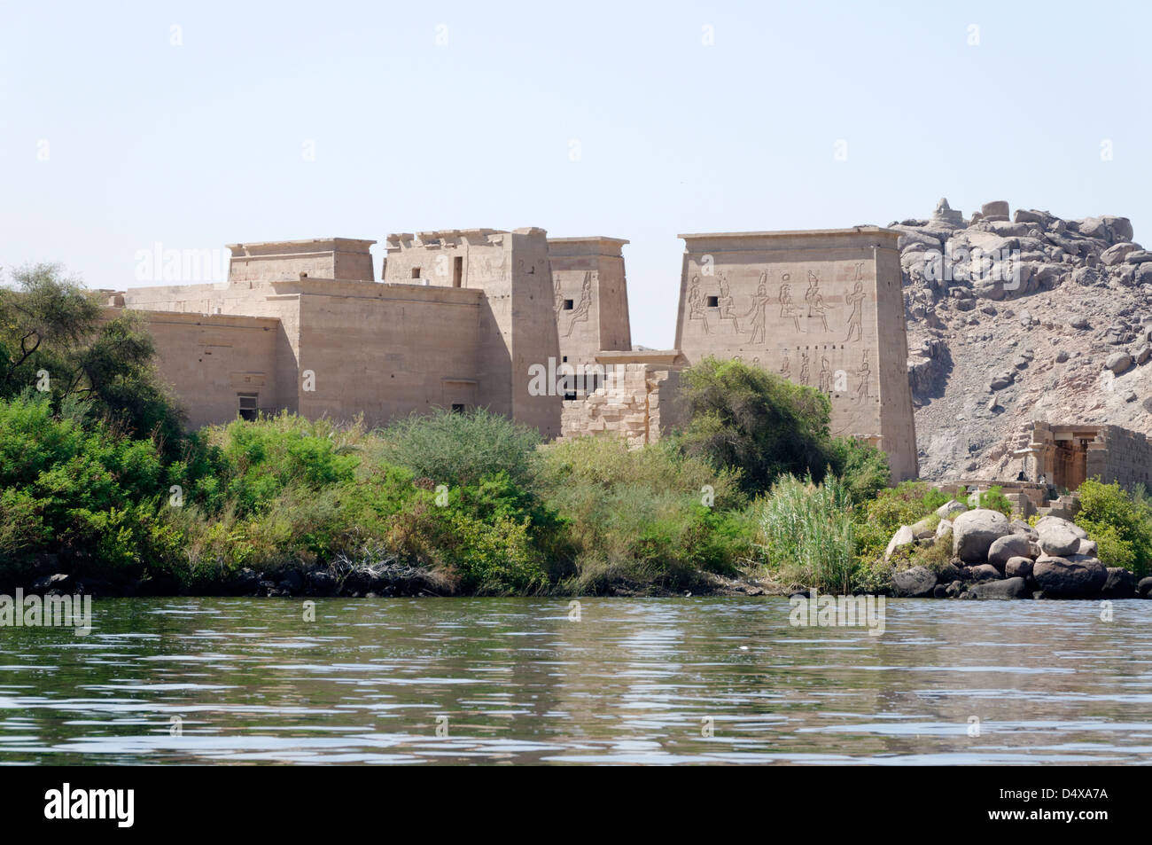 L'Égypte. Vue depuis le Nil du Temple d'Isis sur l'île de Philae (Agilkia) dans le lac Nasser près d'Assouan. Banque D'Images