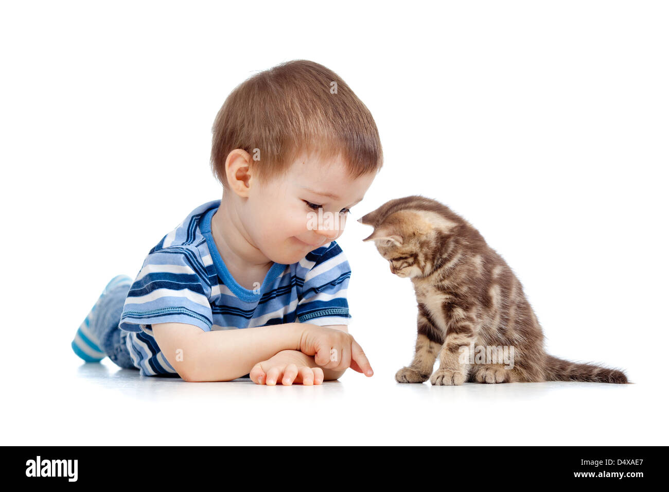 Enfant jouant avec pet cat Banque D'Images