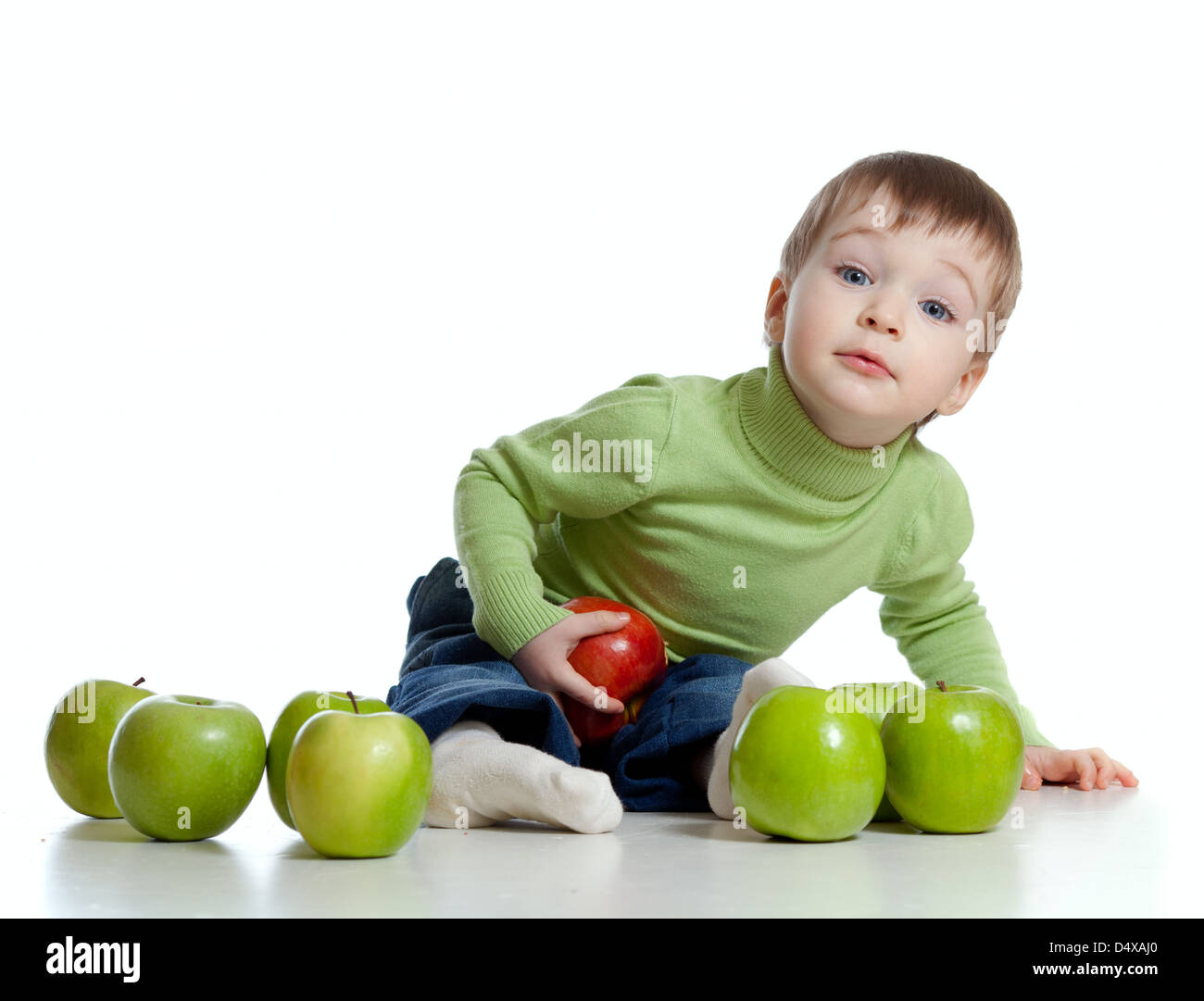 Enfant avec des aliments sains des pommes rouges et vertes Banque D'Images