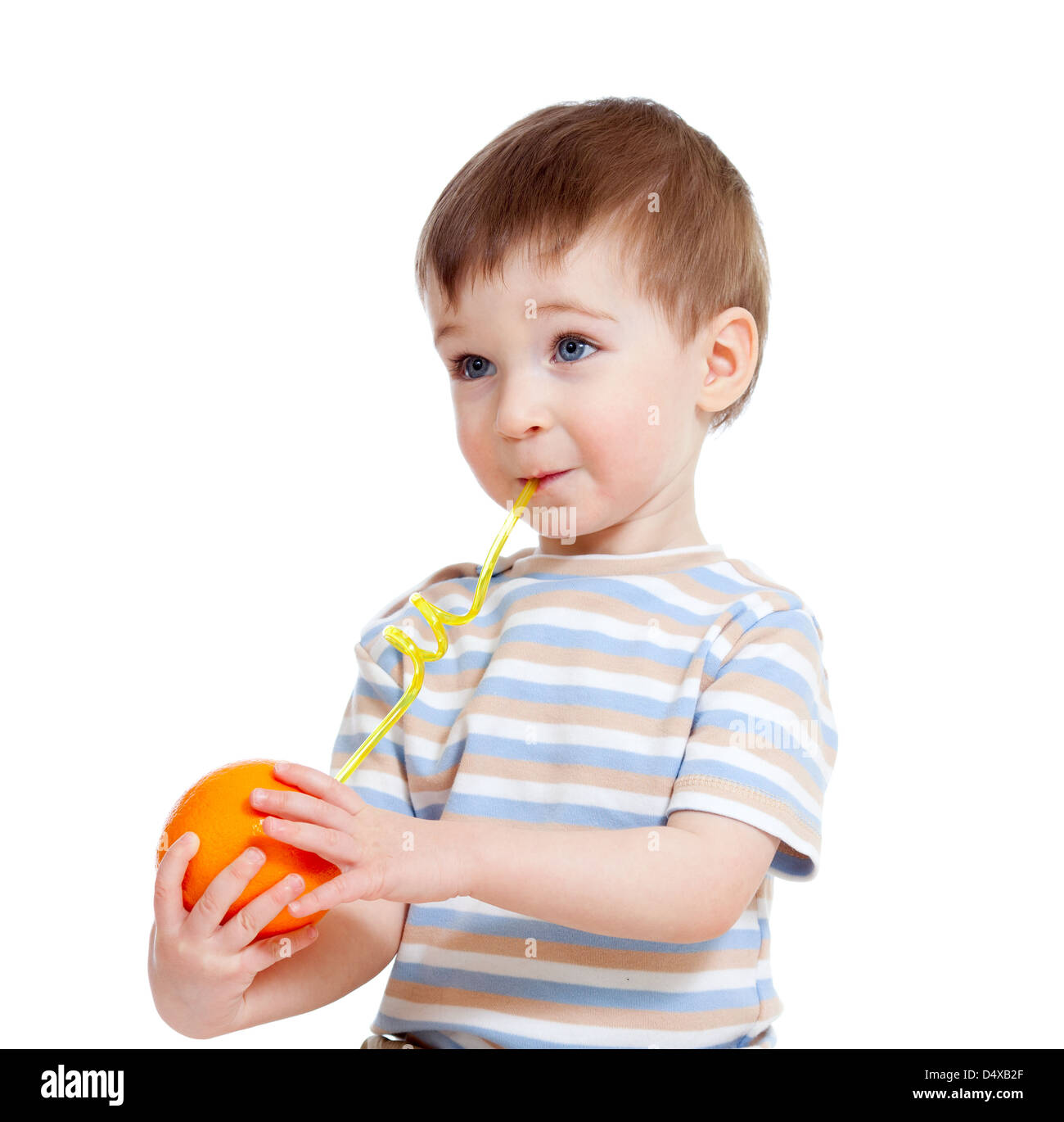Enfant drôle fruits potable sur fond blanc Banque D'Images