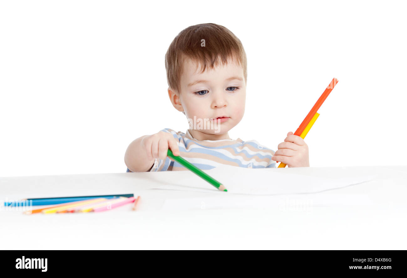 Funny baby boy dessin avec crayons de couleur Banque D'Images