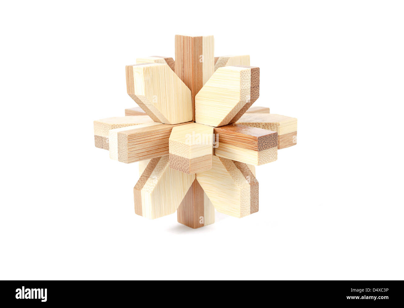 Résolu puzzle en bois isolé sur fond blanc Banque D'Images
