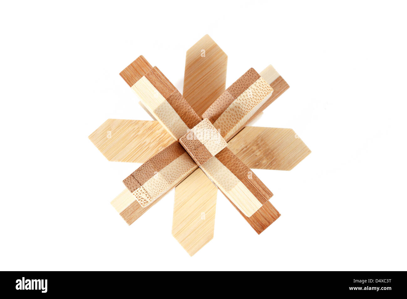 Résolu puzzle en bois isolé sur fond blanc Banque D'Images