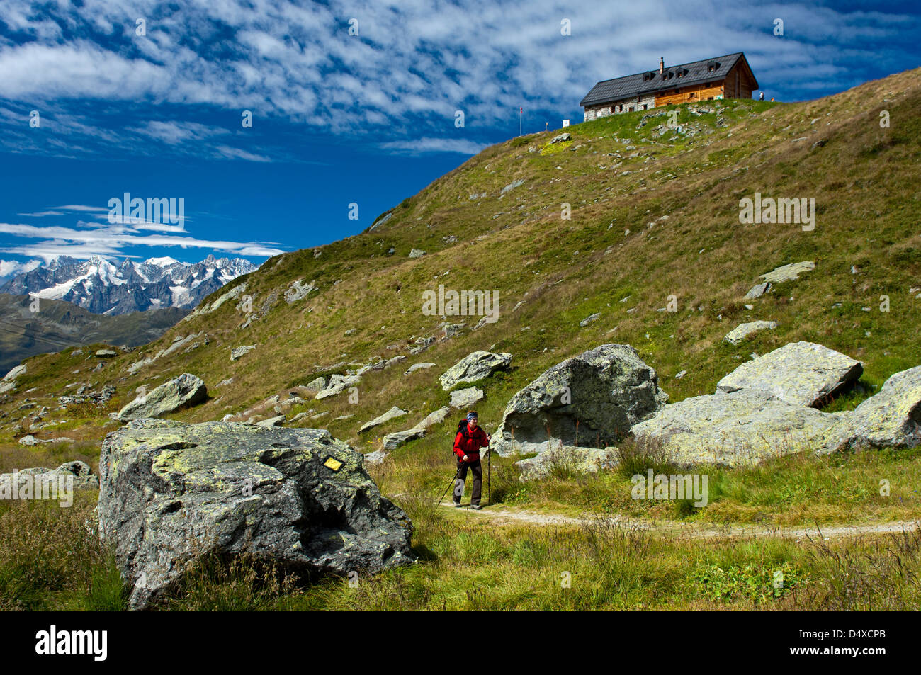 Randonneur sur le chemin de la cabane de montagne, Cabane du Mont Fort du Club Alpin Suisse (CAS), Verbier, Valais, Suisse Banque D'Images