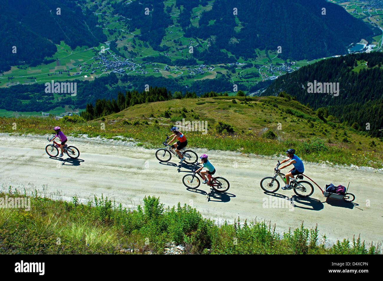 Famille sur un tour à vélo au-dessus du Val de Bagnes près de Verbier, Valais, Suisse Banque D'Images