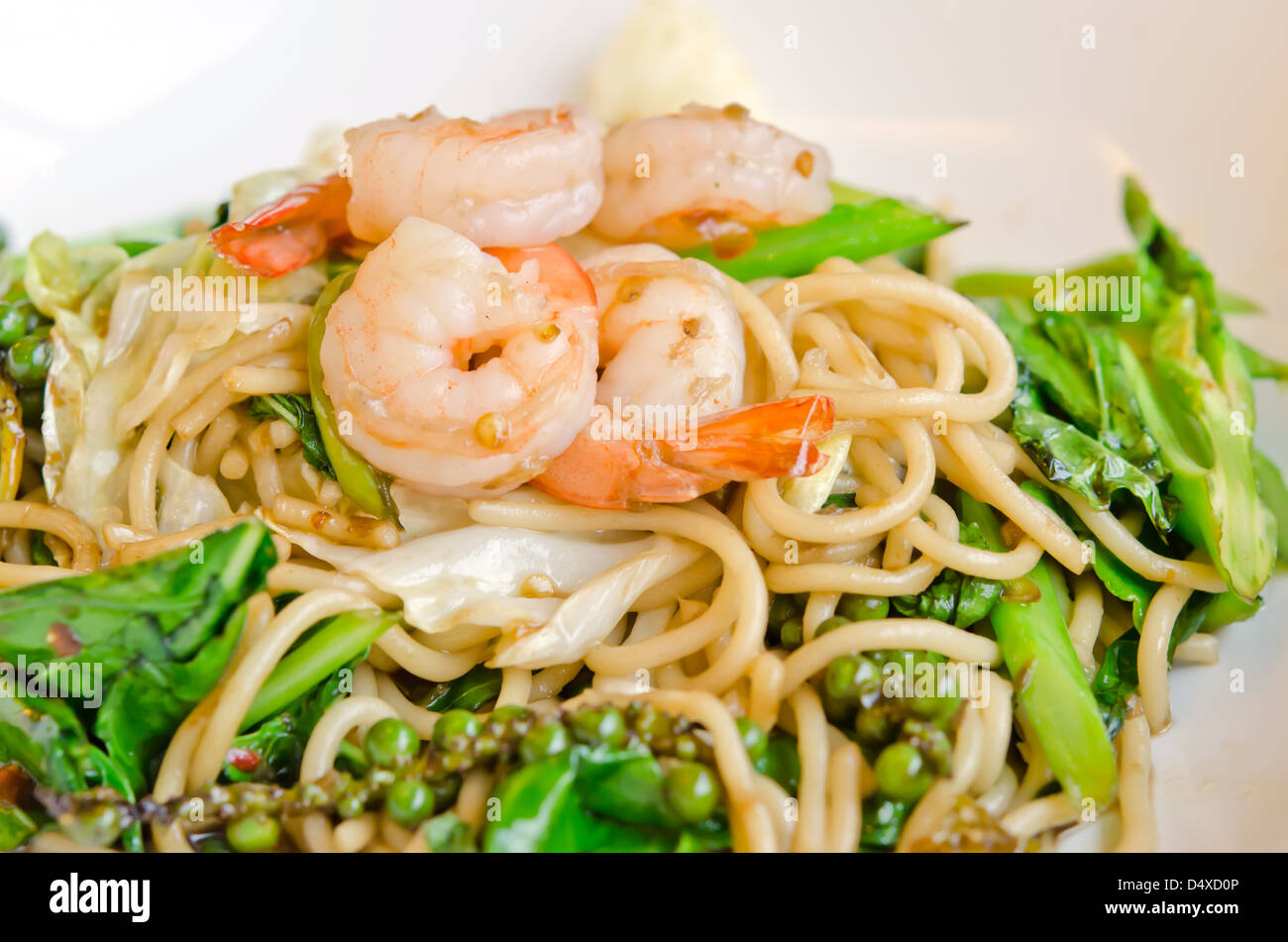 Spaghetti aux crevettes épicées et servi avec légumes mélange citron tranche Banque D'Images
